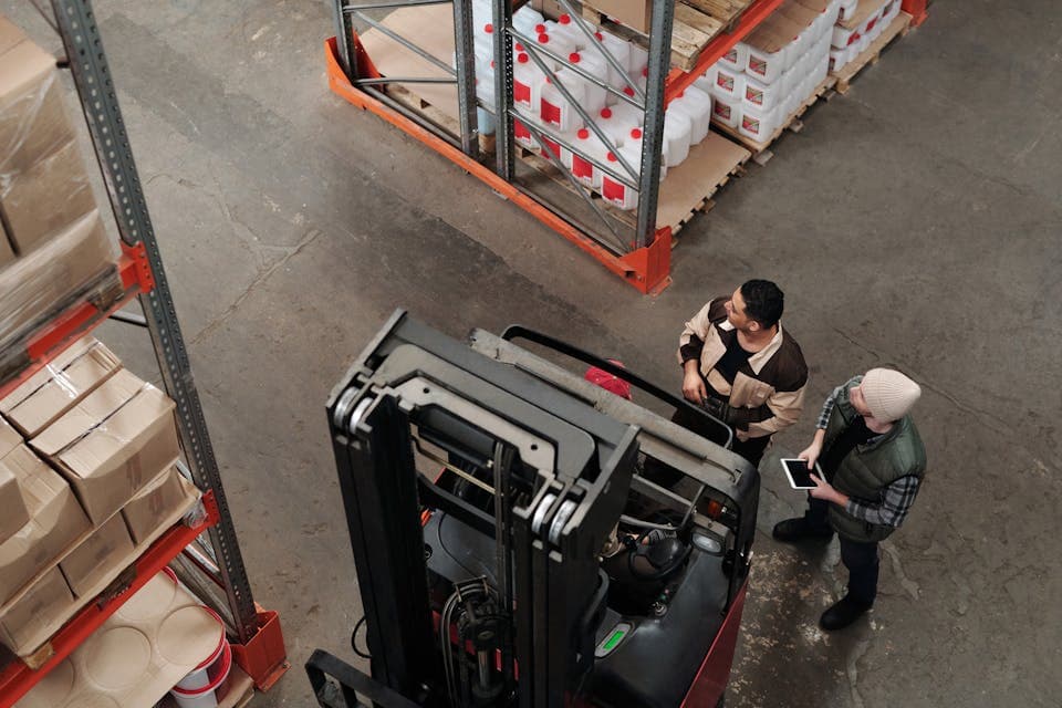 Laotiim registreerib aega logistikatöö käigus
